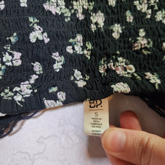 NEW BP Black Kasey Ditsy Floral Crop Size Small - Picture 3 of 10